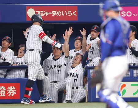 佐藤輝（７）を祝福する大谷（右から２人目）ら日本ナイン