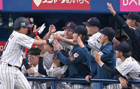 ２回、佐々木を迎える大谷ら侍ジャパンナイン