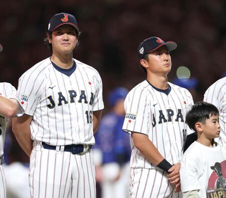 試合前セレモニーでドジャース・大谷翔平（左）の隣に立つ広島・佐々木泰＝バンテリンドームナゴヤ（撮影・伊藤笙子）