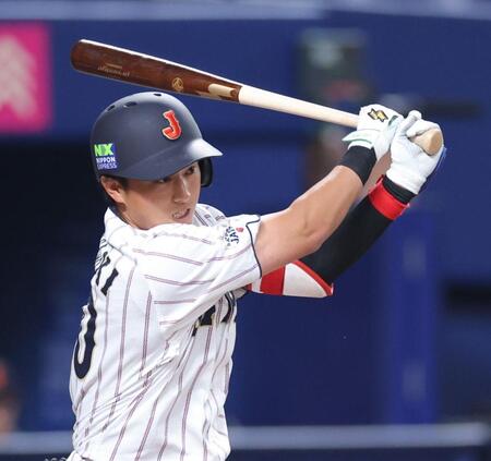 ７回、右前打を放つ佐々木（撮影・西岡正）