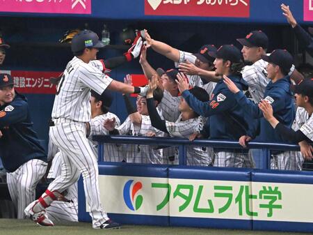 ２回、ソロを放ちナインとタッチを交わす佐々木（撮影・飯室逸平）