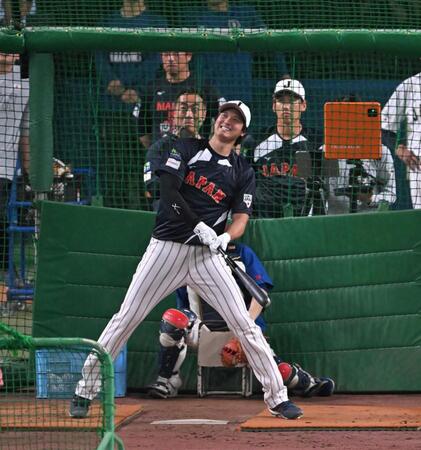 　フリー打撃で打球を見つめる大谷（撮影・飯室逸平）