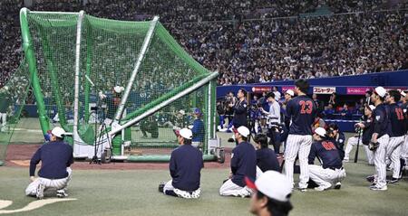 　大谷翔平の打撃練習を見守るＷＢＣ日本代表のチームメートやファンら＝27日