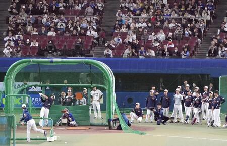 　ＷＢＣ日本代表のチームメートやファンが見つめる中、打撃練習する大谷翔平（左）＝27日