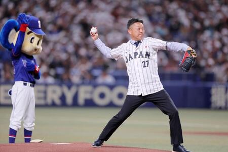 始球式を務める谷繁元信さん＝２７日