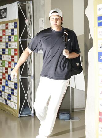 球場入りする大谷（撮影・伊藤笙子）