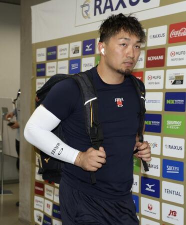 球場入りする鈴木（撮影・伊藤笙子）