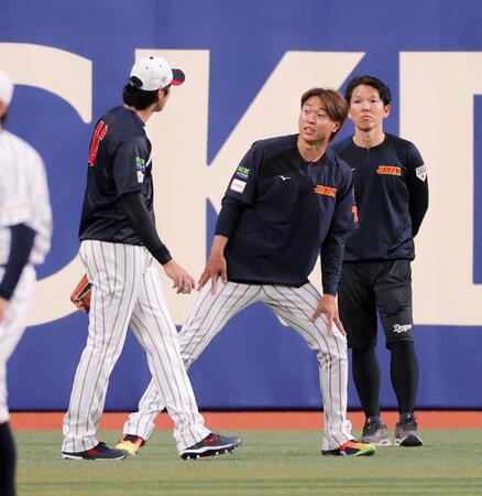 大谷（左）と話す高橋宏＝バンテリンドームナゴヤ