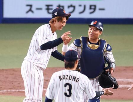 ９回表途中に緊急登板し、試合を締めて笑顔を見せる高橋宏。右は捕手中村悠＝２７日
