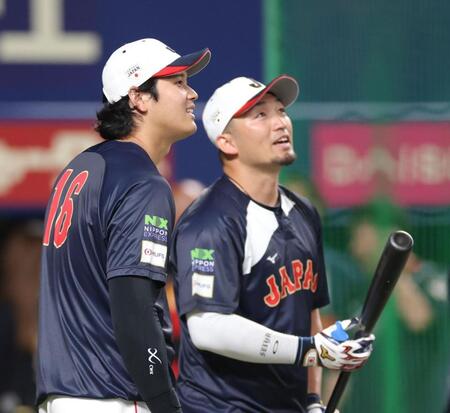 鈴木（右）と打撃練習に臨む大谷（撮影・西岡正）