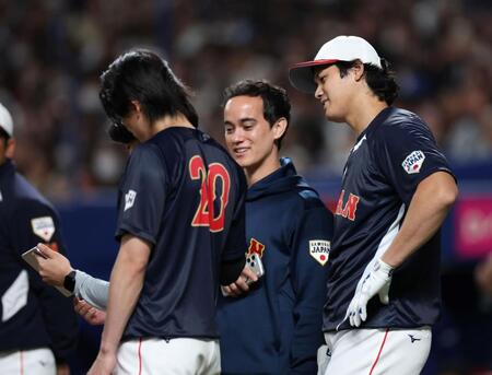 周東（左手前）、アイアトン氏（中央）とともに打撃データをみる大谷（撮影・伊藤笙子）