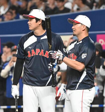 打撃練習を待つ鈴木（右）と大谷