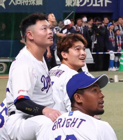 フリー打撃の大谷の打球を見る細川（手前から）ブライト、細川、石川昂