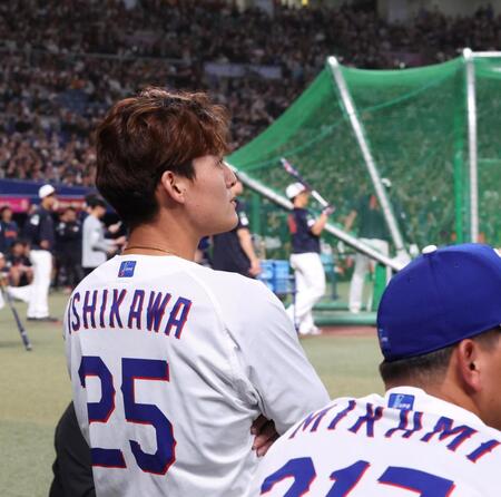 フリー打撃する大谷を見る石川昂