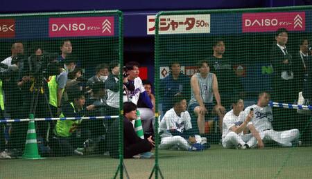 大谷の打撃練習を見る中日ナインら