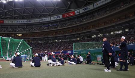 大谷の打撃練習を見つめる佐藤輝（右端）ら侍ジャパンの選手たち（撮影・伊藤笙子）