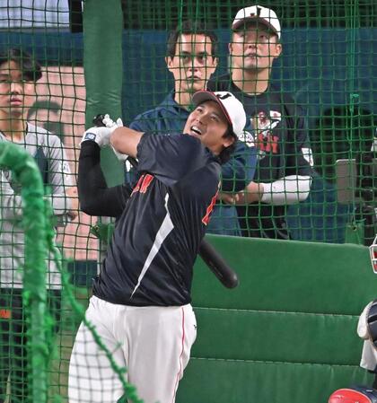打撃練習する大谷（撮影・飯室逸平）