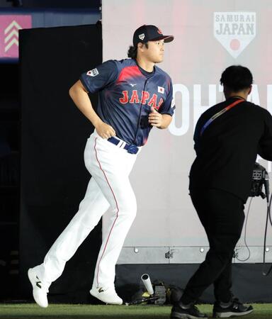 選手紹介でグラウンドに籠城する大谷（撮影・西岡正）