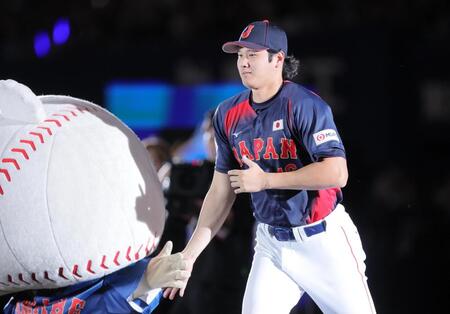 選手紹介でグラウンドに駆けだす大谷