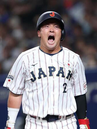 １回、背中に死球を受け、絶叫する牧（撮影・伊藤笙子）