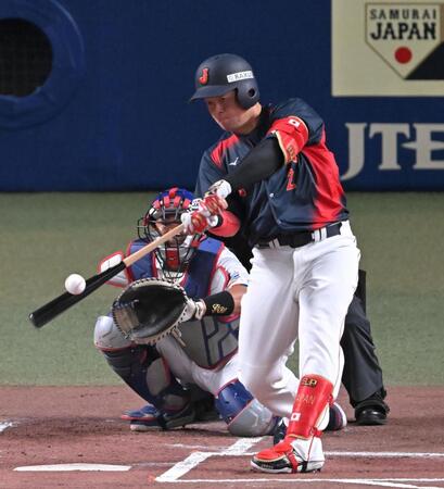 １回、先制ソロを放つ牧（撮影・飯室逸平）