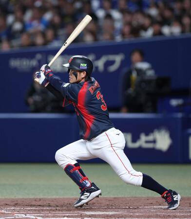 ５回、中前へ適時打を放つ小園（撮影・伊藤笙子）