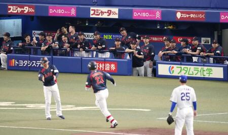 　２回、本塁打を放った森下（23）をベンチから見つめる日本代表の選手たち