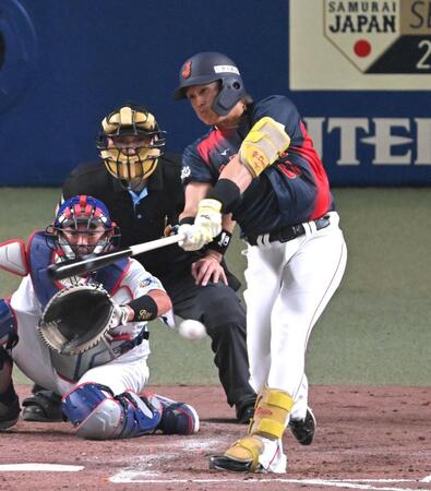 ５回、２点適時打を放つ山本（撮影・飯室逸平）