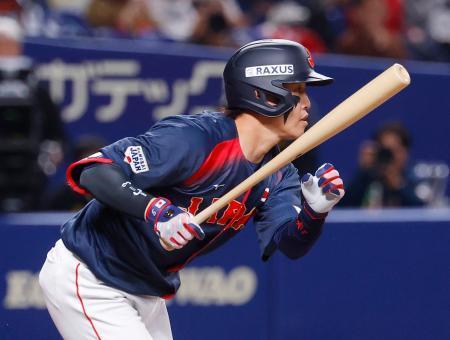 　５回日本代表１死一、三塁、小園が中前に適時打を放つ＝バンテリンドーム