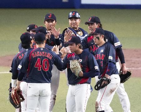 　中日に勝利し、タッチを交わす日本代表の選手たち＝バンテリンドーム