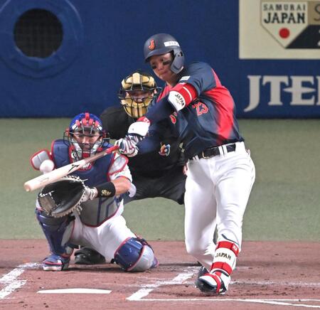 ２回、左越えに勝ち越しソロを放つ森下（撮影・飯室逸平）