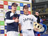 お立ち台で笑顔を見せる佐藤輝（左）と佐々木