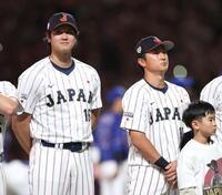 試合前セレモニーでドジャース・大谷翔平（左）の隣に立つ広島・佐々木泰＝バンテリンドームナゴヤ（撮影・伊藤笙子）