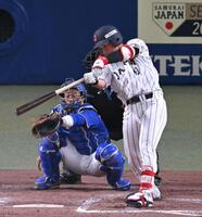 ７回、右前打を放つ佐々木（撮影・飯室逸平）