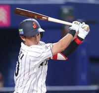 ７回、右前打を放つ佐々木（撮影・西岡正）