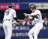 ２回、左越えソロを放ち、生還する佐々木（撮影・西岡正）