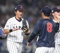 試合後、近藤らに迎えられる佐々木（左）＝撮影・伊藤笙子