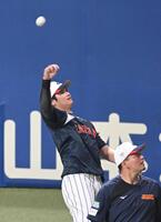 キャッチボールを終え、スタンドにボールを投げ入れる大谷