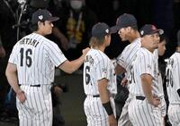 佐藤輝とタッチを交わす大谷＝２７日