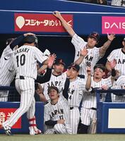 ２回２死、左翼席にソロを放った佐々木を出迎える大谷（後列右）ら＝２７日