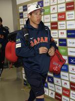 球場入りする吉田（撮影・伊藤笙子）