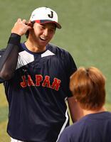 高橋宏（手前）と笑顔で話す大谷＝バンテリンドームナゴヤ