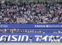 大谷（中央下）のキャッチボールを見守る、大勢のファン＝バンテリンドームナゴヤ