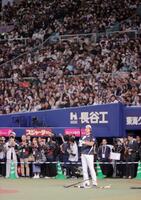 スタンドからの注目を受け、打撃練習に臨む大谷