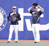 ライトで鈴木（右）と話す森下（撮影・西岡正）