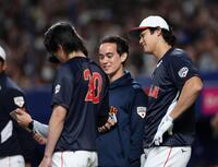 周東（左手前）、アイアトン氏（中央）とともに打撃データをみる大谷（撮影・伊藤笙子）