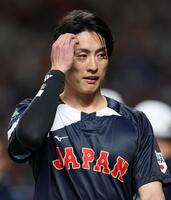 大谷の打撃データを確認し、あぜんとする周東（撮影・伊藤笙子）