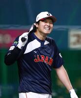 　打撃練習中に笑顔を見せる大谷