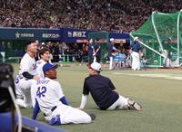 大谷（右端）のフリー打撃を見る（左から）細川、石川昂ら