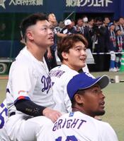 フリー打撃の大谷の打球を見る細川（手前から）ブライト、細川、石川昂